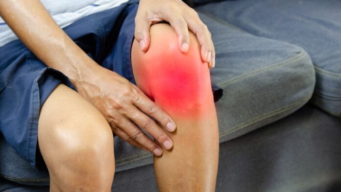 Five essential tips for reducing joint pain during the monsoon season.